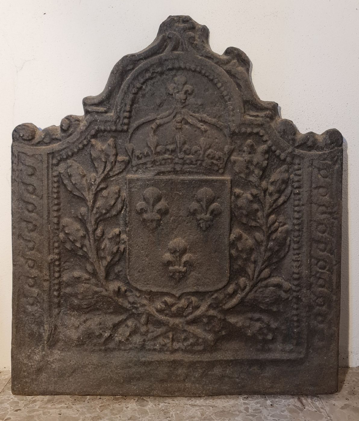 Plaque de cheminée en fonte ornée d'armoiries et de lys de Florence